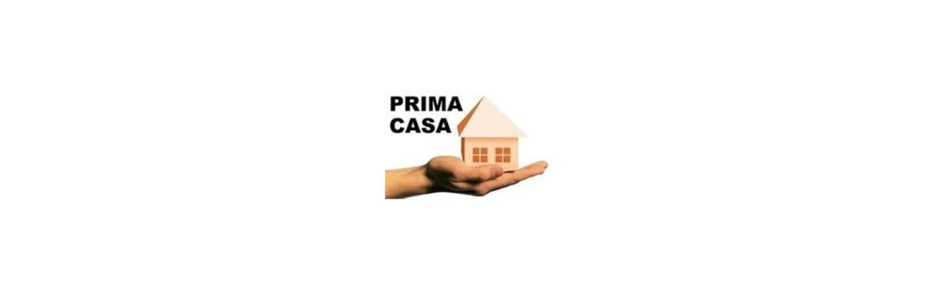 Mano in primo piano con sopra una casa e scritta 